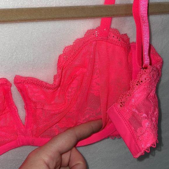 🌟 NWT 🌟 Victoria Secret Lace Bra sz 32DD Underwire and triple clasp support - Picture 7 of 7